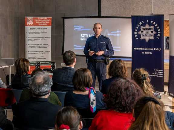 na zdjęciu policjant podczas debaty