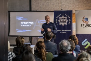 na zdjęciu policjant podczas debaty