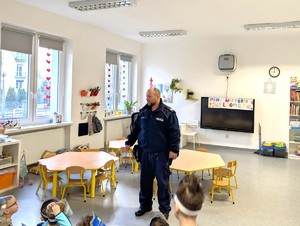 na zdjeciu policjant podczas spotkania z dziećmi