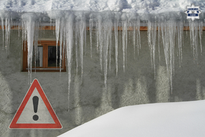 na zdjęciu sople na  dachu