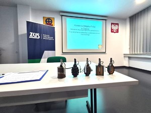 na zdjęciu atrapy granatów i sala w której prowadzono szkolenie