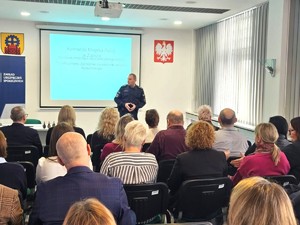 Policjant podczas prowadzonego szkolenia