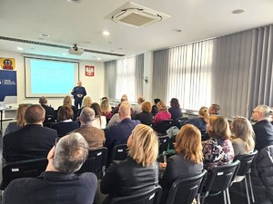 Policjant podczas prowadzonego szkolenia