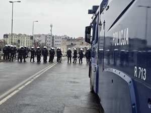na zdjęciu policjanci podczas zabezpieczenia meczu
