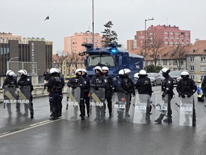 na zdjęciu policjanci podczas zabezpieczenia meczu