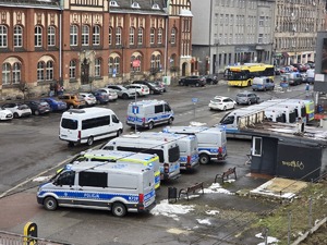 na zdjęciu policjanci podczas zabezpieczenia meczu