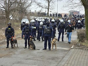 na zdjęciu policjanci podczas zabezpieczenia meczu