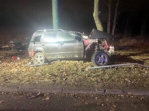 na zdjęciu rozbity samochód