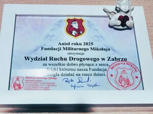 na zdjęciu dyplom dyplom "Anioł Roku 2025"