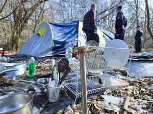 na zdjęciu policjanci podczas dział związanych z kryzysem bezdomności