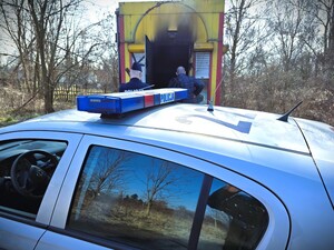 na zdjęciu policjanci podczas dział związanych z kryzysem bezdomności