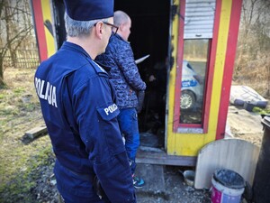 na zdjęciu policjanci podczas dział związanych z kryzysem bezdomności