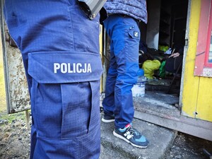 na zdjęciu policjanci podczas dział związanych z kryzysem bezdomności