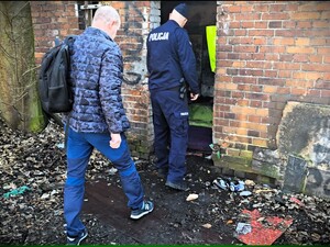 na zdjęciu policjanci podczas dział związanych z kryzysem bezdomności