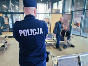 na zdjęciu policjanci podczas dział związanych z kryzysem bezdomności