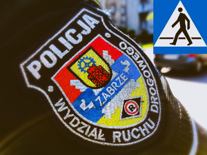 na zdjeciu znak przejścia dla pieszych i naszywka ruchu drogowego