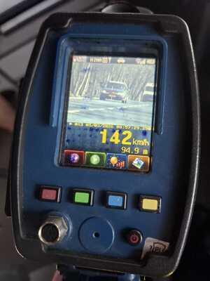 zdjęcie rejestratora prędkości z widocznym wynikiem pomiaru.