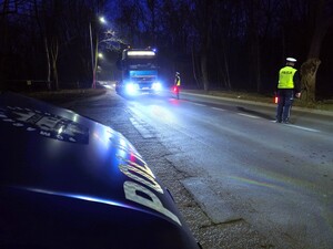 na zdjęciu policjanci podczas kontroli trzeźwości kierowców