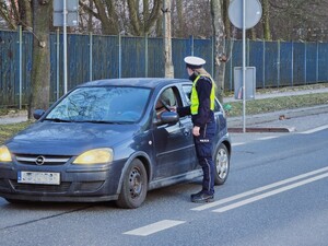na zdjęciu policjanci podczas kontroli trzeźwości kierowców