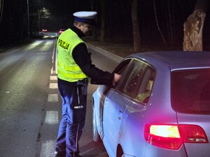 na zdjęciu policjanci podczas kontroli trzeźwości kierowców