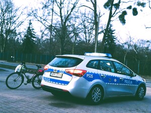 na zdjęciu radiowóz i rower