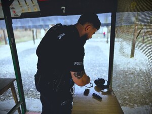 na zdjęciu policjanci podczas szkolenia strzeleckiego