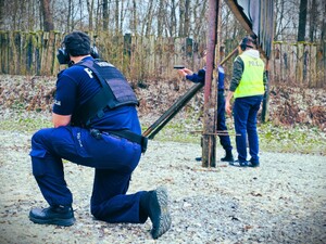 na zdjęciu policjanci podczas szkolenia strzeleckiego