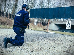 na zdjęciu policjanci podczas szkolenia strzeleckiego