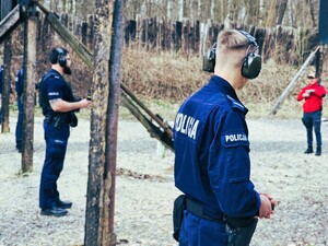 na zdjęciu policjanci podczas szkolenia strzeleckiego