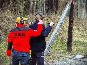 na zdjęciu policjanci podczas szkolenia strzeleckiego
