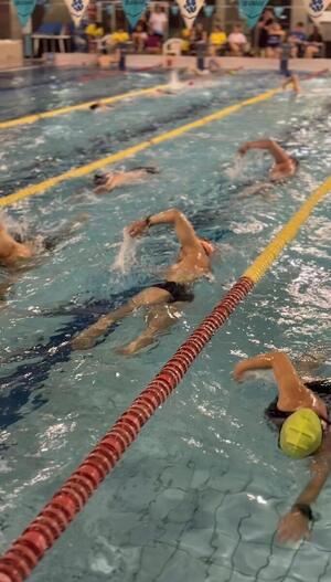 osoba płynąca w basenie