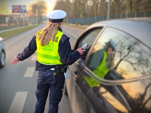 policjantka podczas prowadzenia kontroli trzeźwości