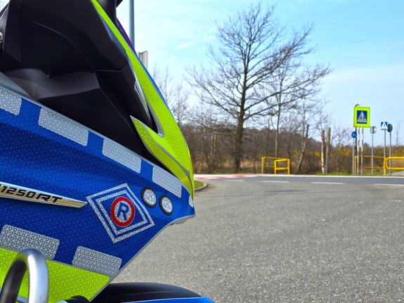 Policjant podczas na drodze przy przejściu dla pieszych