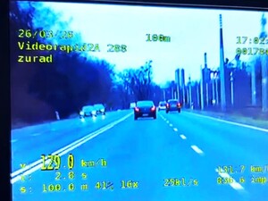 zdjęcie nagrania z pomiaru prędkości wideo-rejestratorem