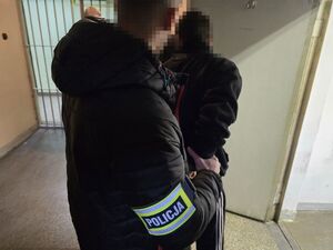 policjanci z zatrzymanym medyczną