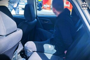 zatrzymana  osoba  radiowozie