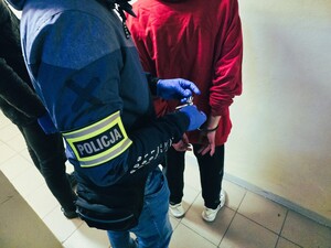 policjanci z zatrzymanym mężczyzną