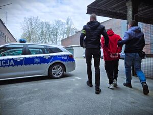 policjanci z zatrzymanym mężczyzną