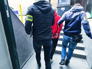 policjanci z zatrzymanym mężczyzną