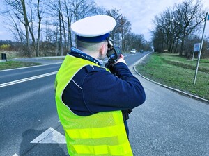 policjant podczas kontroli prędkości