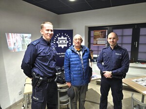 policjanci podczas spotkania z seniorami
