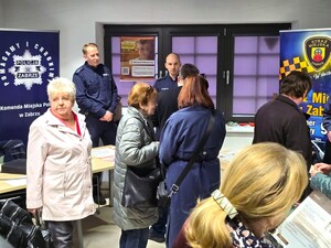 policjanci podczas spotkania z seniorami