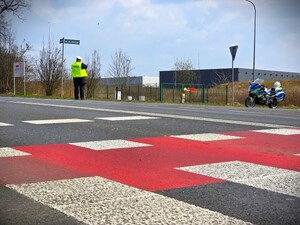 przejście dla pieszych i policjant