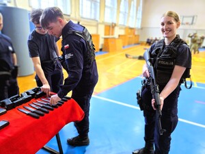 uczniowie klas mundurowych podczas dni otwartych szkoły