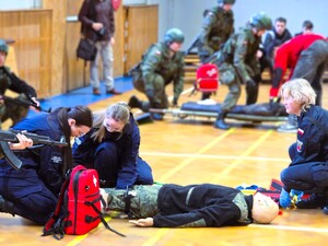 uczniowie klas mundurowych podczas dni otwartych szkoły