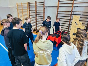 uczniowie klas mundurowych podczas dni otwartych szkoły