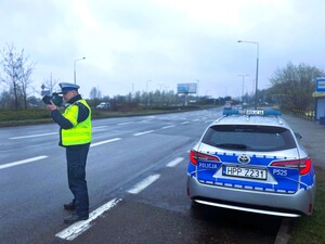 radiowóz i policjant