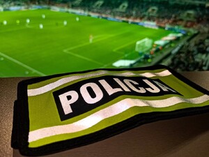 opaska policyjna i boisko piłkarskie