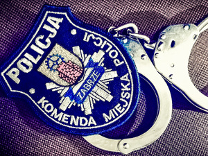kajdanki i naszywka policji
