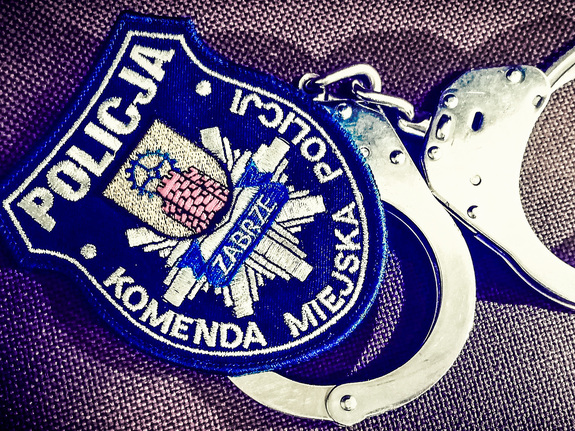 kajdanki i naszywka policji